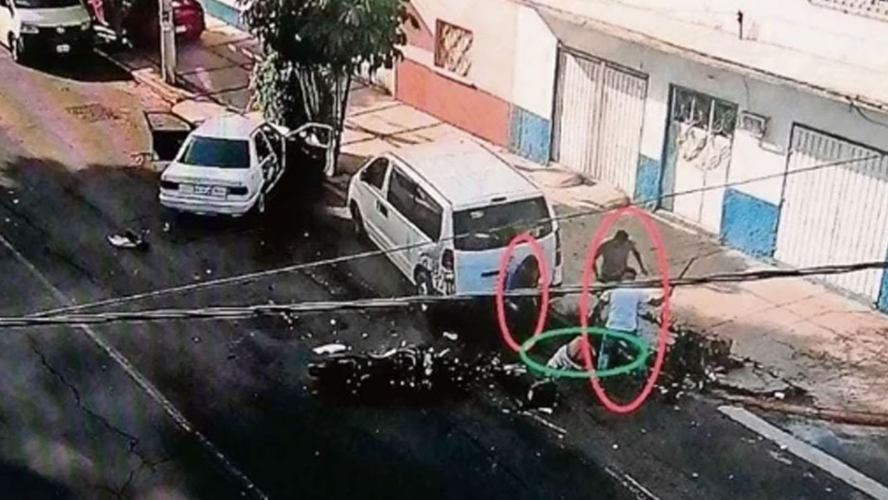 FUERTE VIDEO: Sicarios atropellan a motociclista y lo matan a machetazos
