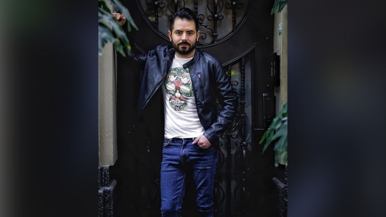 José Eduardo Derbez se convierte en Adela Micha y responde a haters: “Lléguenle”