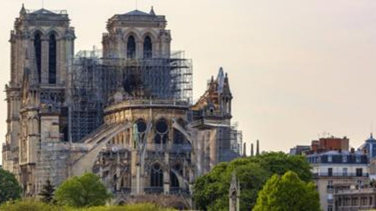 Conmemoran el primer aniversario del incendio de la catedral Notre Dame en París