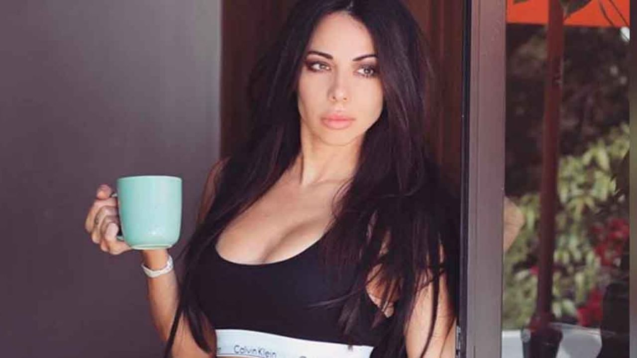 Jimena Sánchez eleva la temperatura al empaparse con las olas en bikini