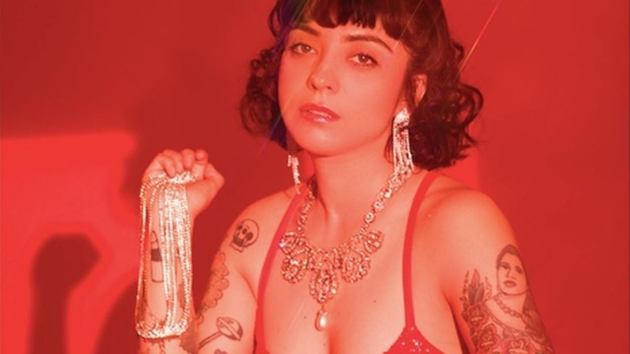 Mon Laferte cautiva a sus seguidores con impactante y sexy manera de posar