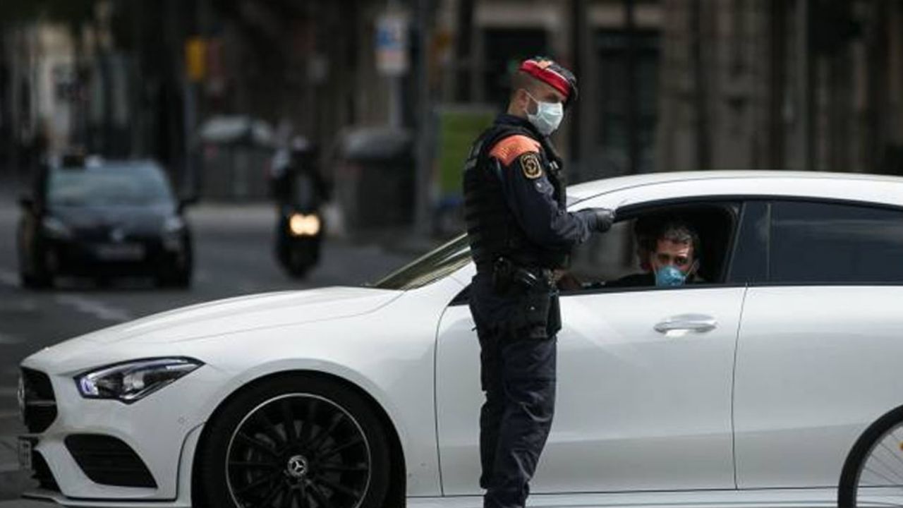 Joven es arrestado por escapar de la cuarentena; lo encontraron en el maletero de su auto