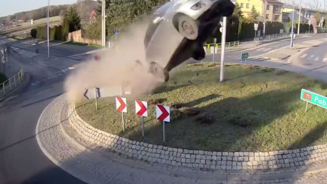 VIDEO: Conductor ebrio vuela por los aires y casi se estrella contra una iglesia