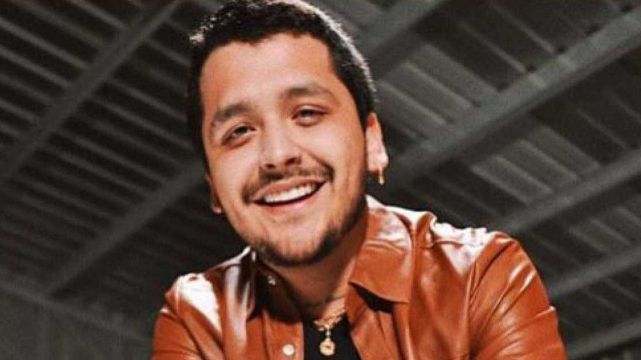 Christian Nodal pasa la cuarentena ¿al lado de una curvilínea acompañante?