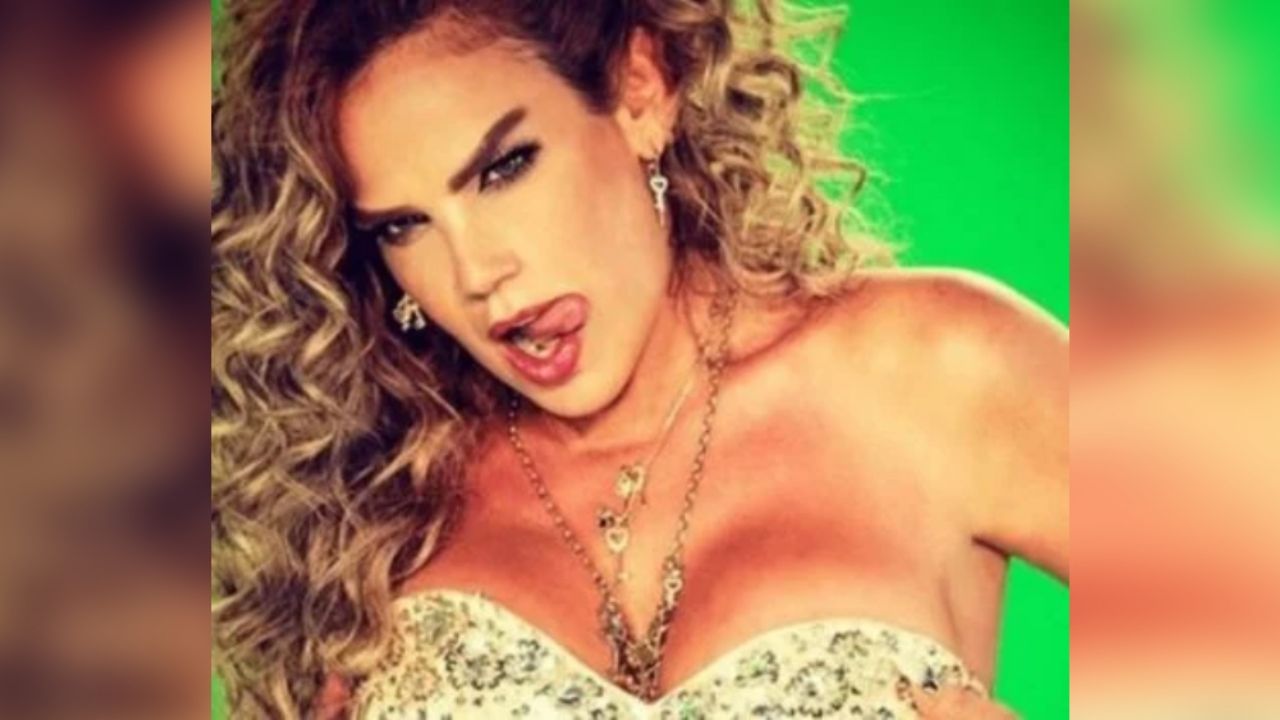 Sin pudor y vergüenza alguna, Niurka enseña su trasero antes de broncearse