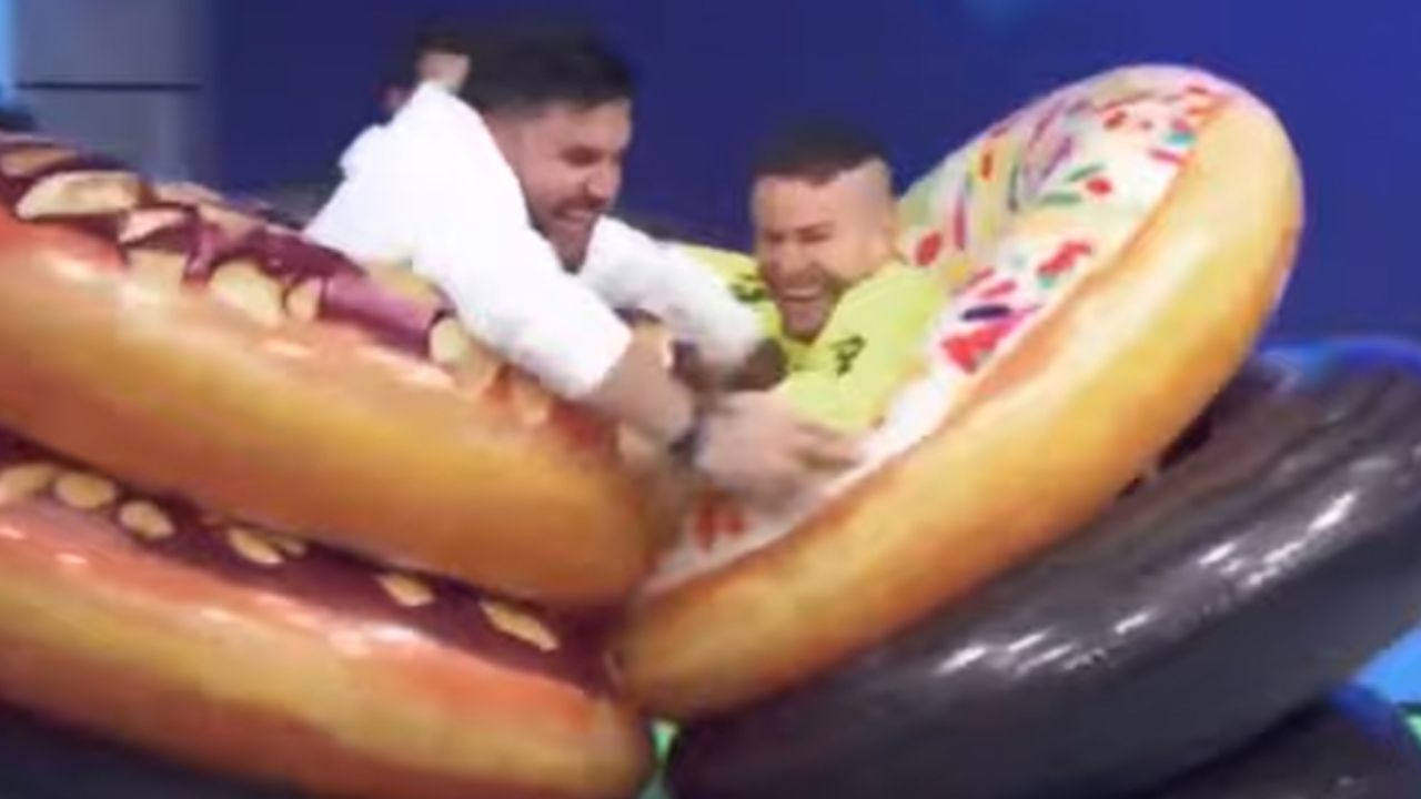 ¡Pleito en ‘Hoy’! Paul Stanley jalonea y empuja a cantante de reggaetón