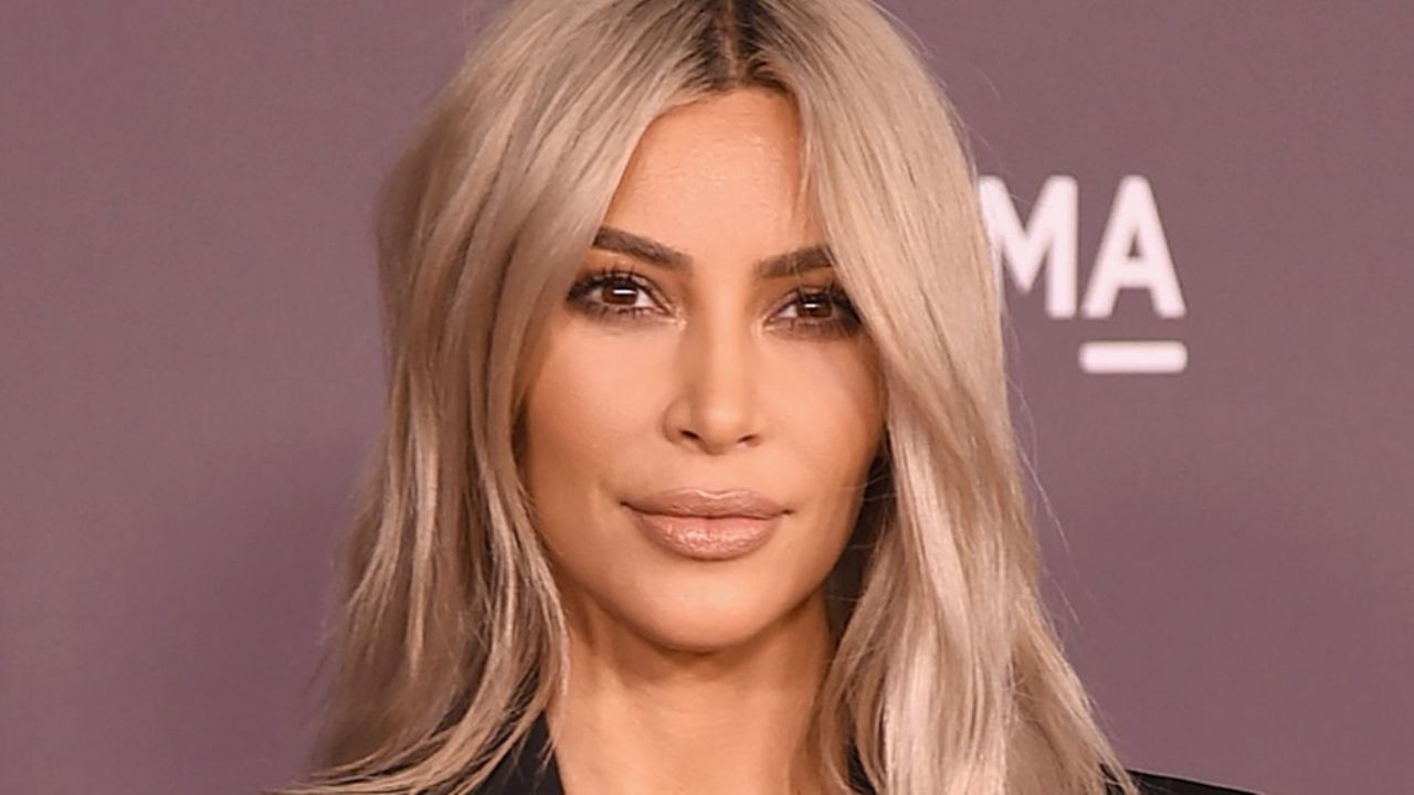 Kim Kardashian posa en ajustado traje para atraer a sus seguidores