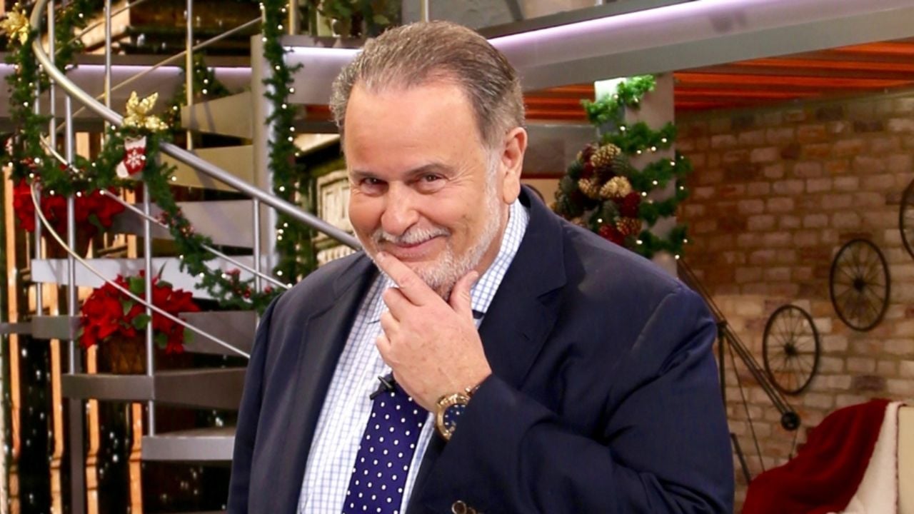 “Qué travieso”: Conductor de Telemundo posa sin ropa por ‘pillow challenge’