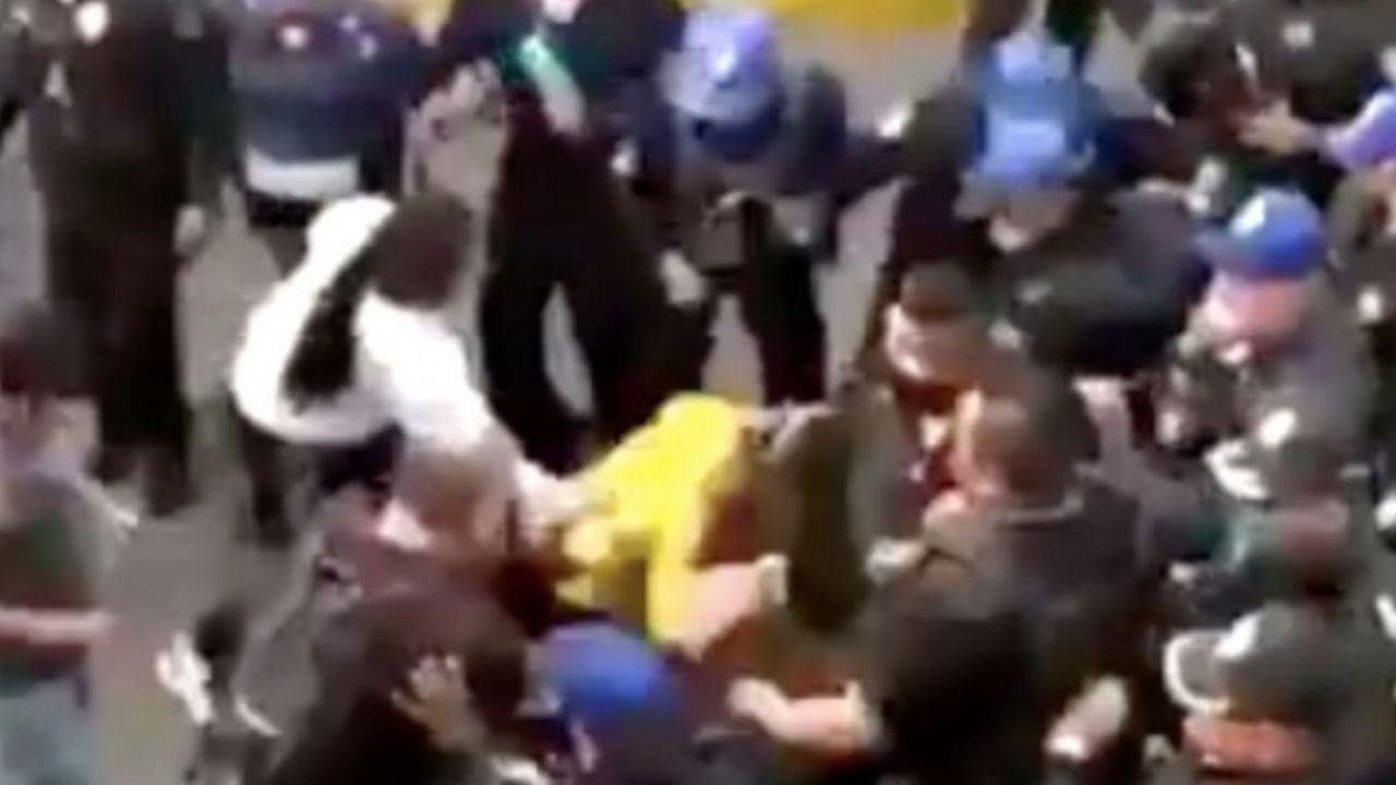 VIDEO: Policías golpean y agreden a mujeres en plena calle de CDMX