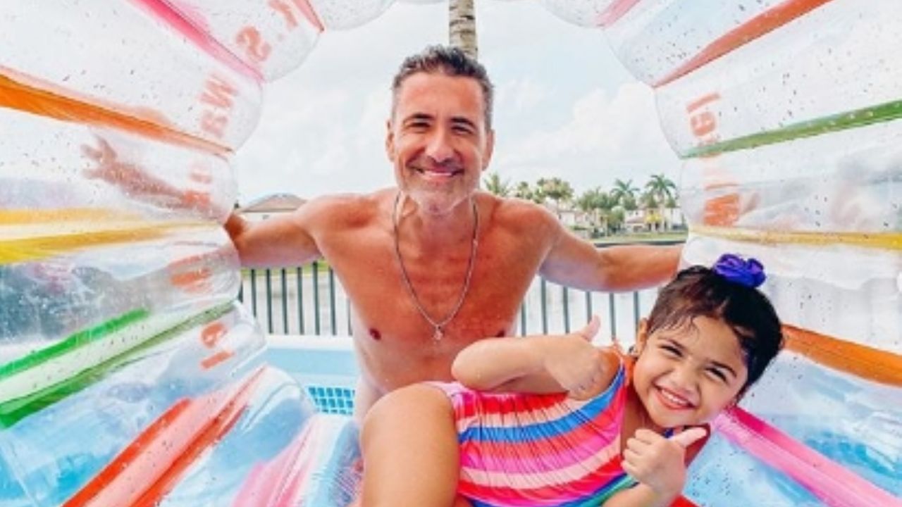 Se comen vivo a conductor de ‘Suelta La Sopa’ por esta foto con su hija