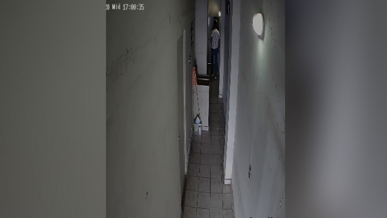 VIDEO: Sujetos irrumpen en departamentos y se apoderan de cosas de valor