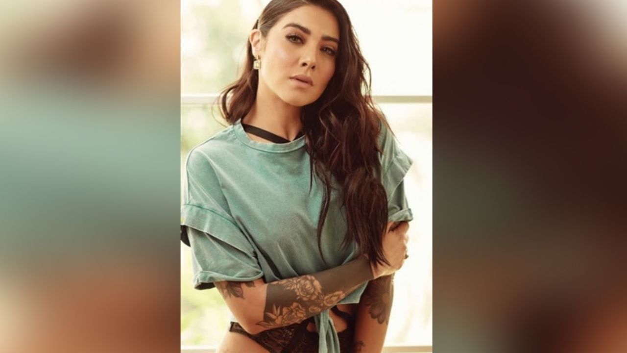 Érika Fernández presume sus dotes culinarios en diminuto bikini