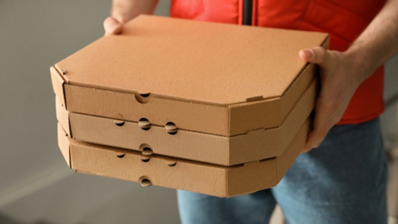 India: Repartidor de pizza con Covid-19 pone en cuarentena a 72 familias