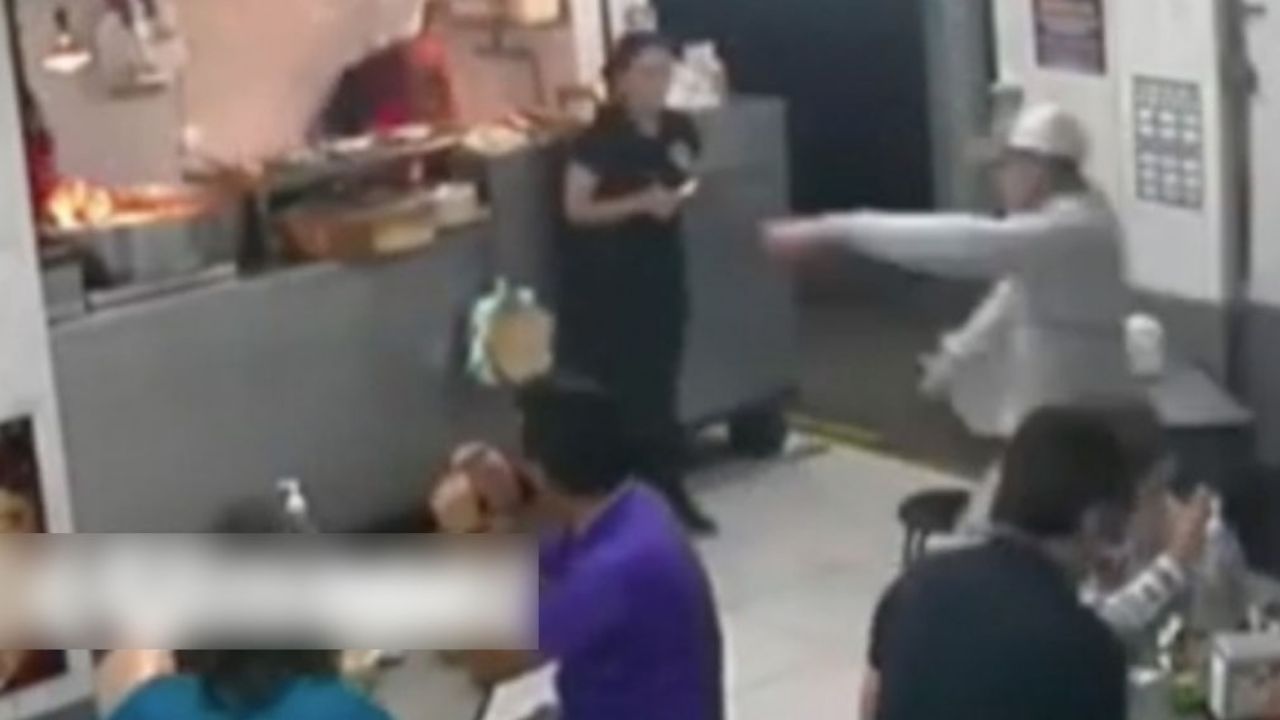 VIDEO: Asaltan a clientes y empleados de taquería en menos de un minuto