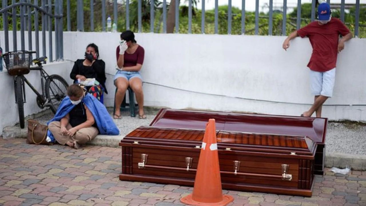 Decretan en Ecuador 15 días de luto nacional por los fallecidos de Covid-19