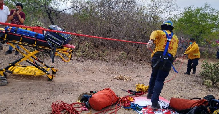 Bomberos batallaron para sacar al influencer del pozo