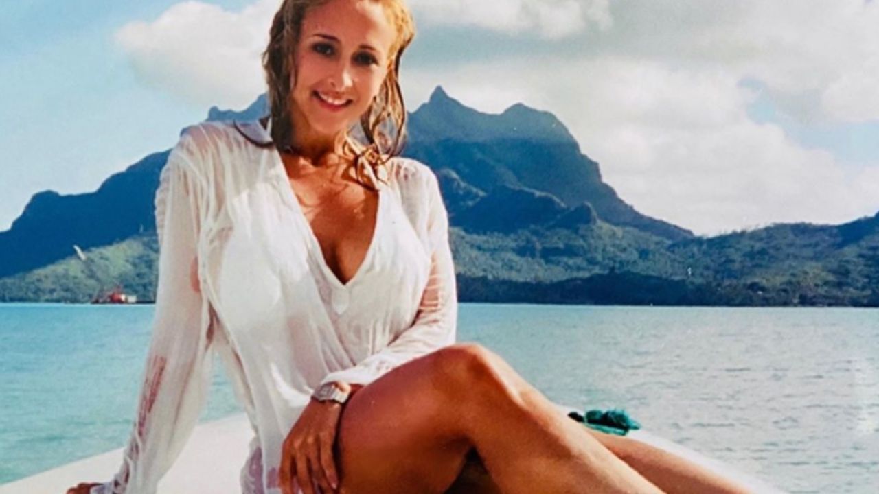 Cristy, esposa del ‘Buki’, casi enseña de más con sexy prenda: “Qué piernón”