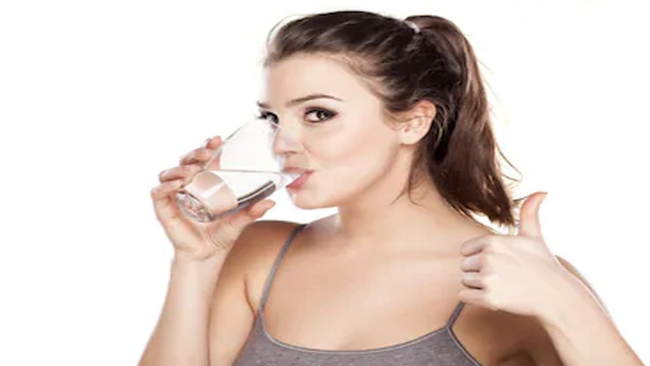 ¿Cuántos litros de agua bebe al día? Esto es lo recomendado por especialistas