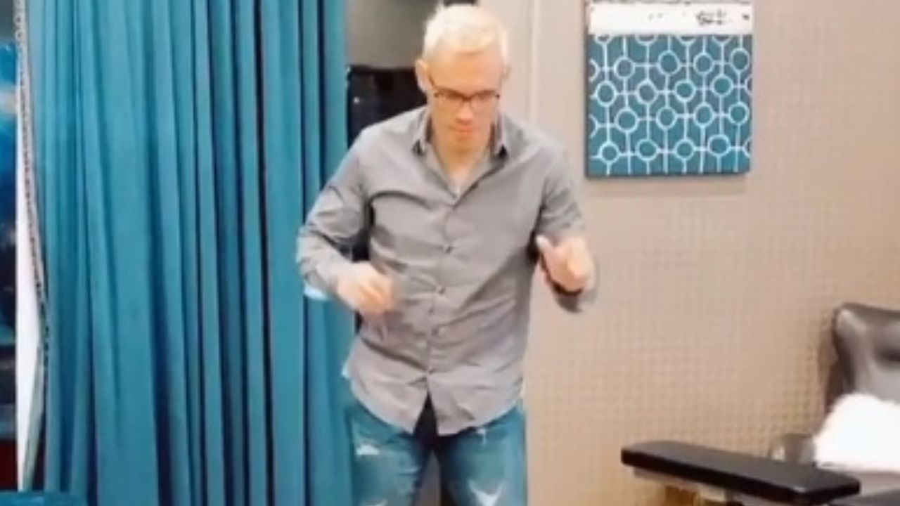 “Tiene dos pies izquierdos”: Julio César Chávez Jr. fracasa al bailar cumbia