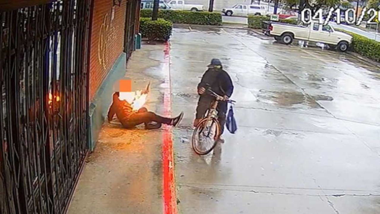 VIDEO: Desalmado sujeto empapa de gasolina a indigente y le prende fuego