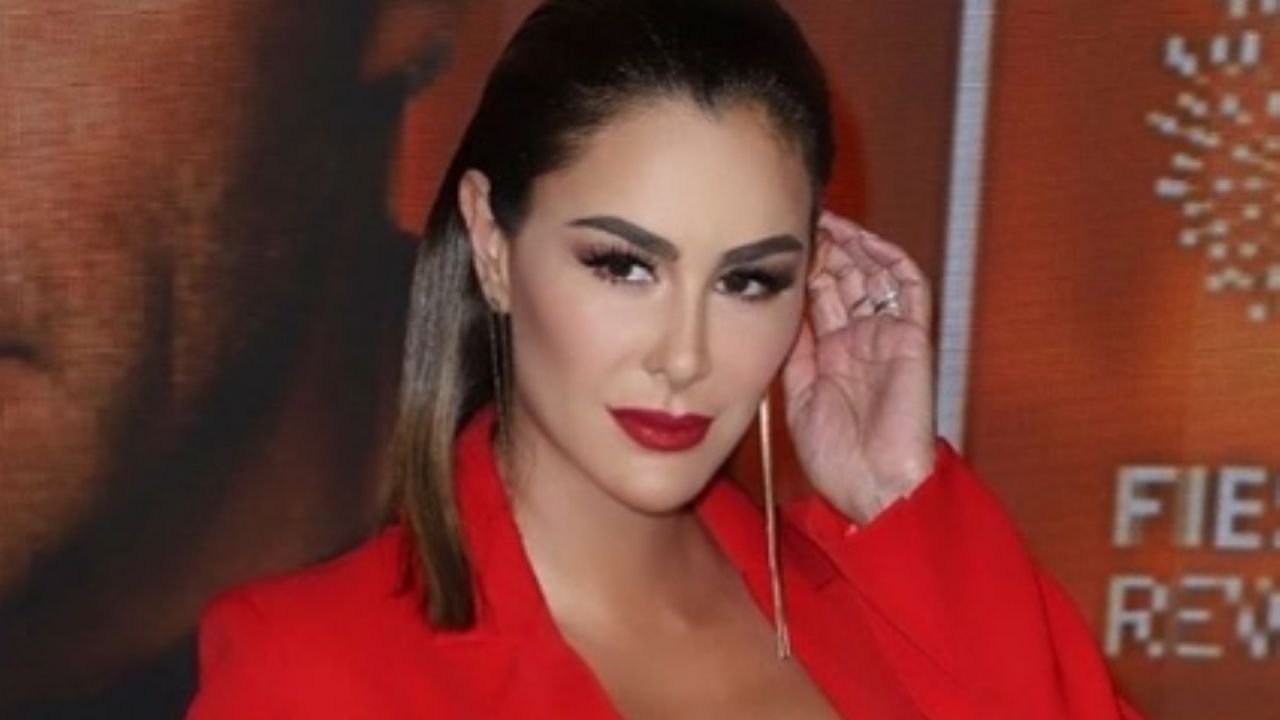 Ninel Conde posa en diminuto y sensual bikini para transmitir actitud positiva