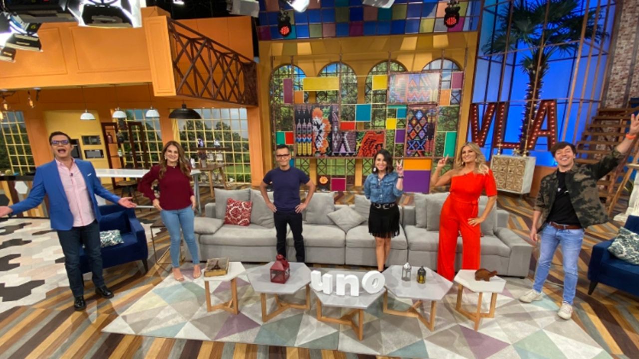 “Son unos maletas”: Conductor de ‘VLA’ se burla de compañeros ¡en plena sección!