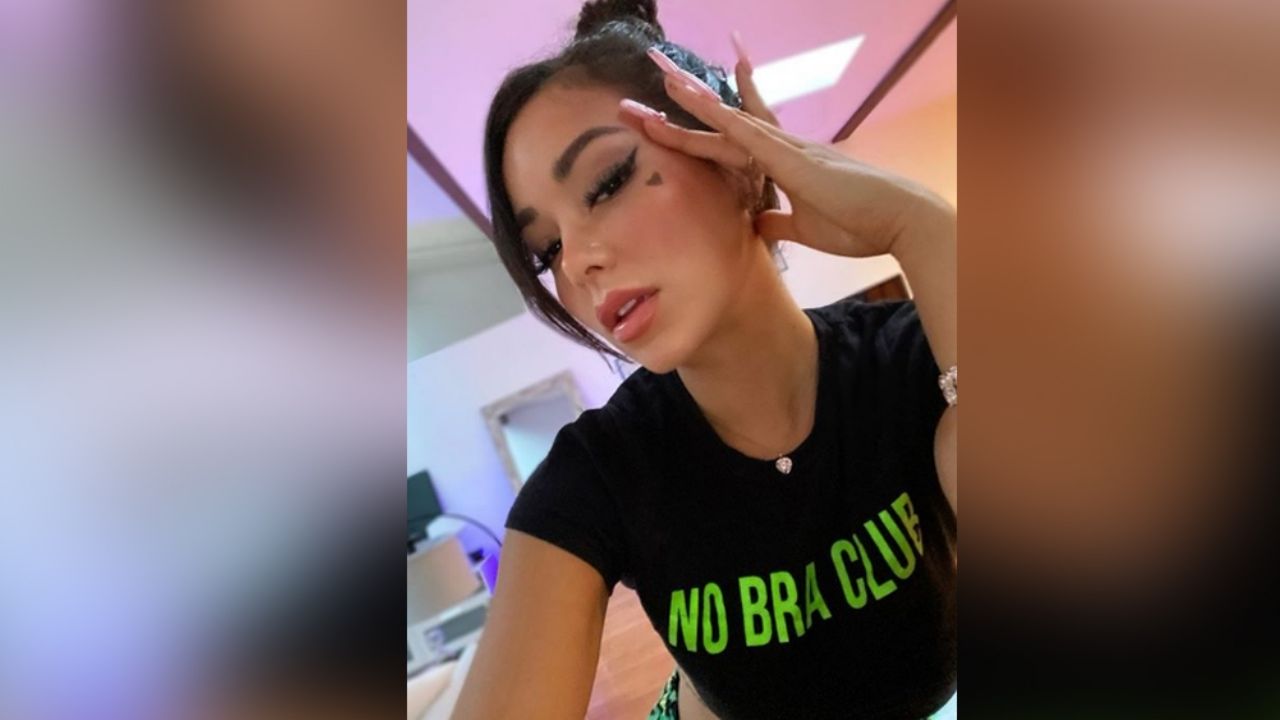 Desde el desierto, Caeli muestra sus glúteos en atrevido short cachetero