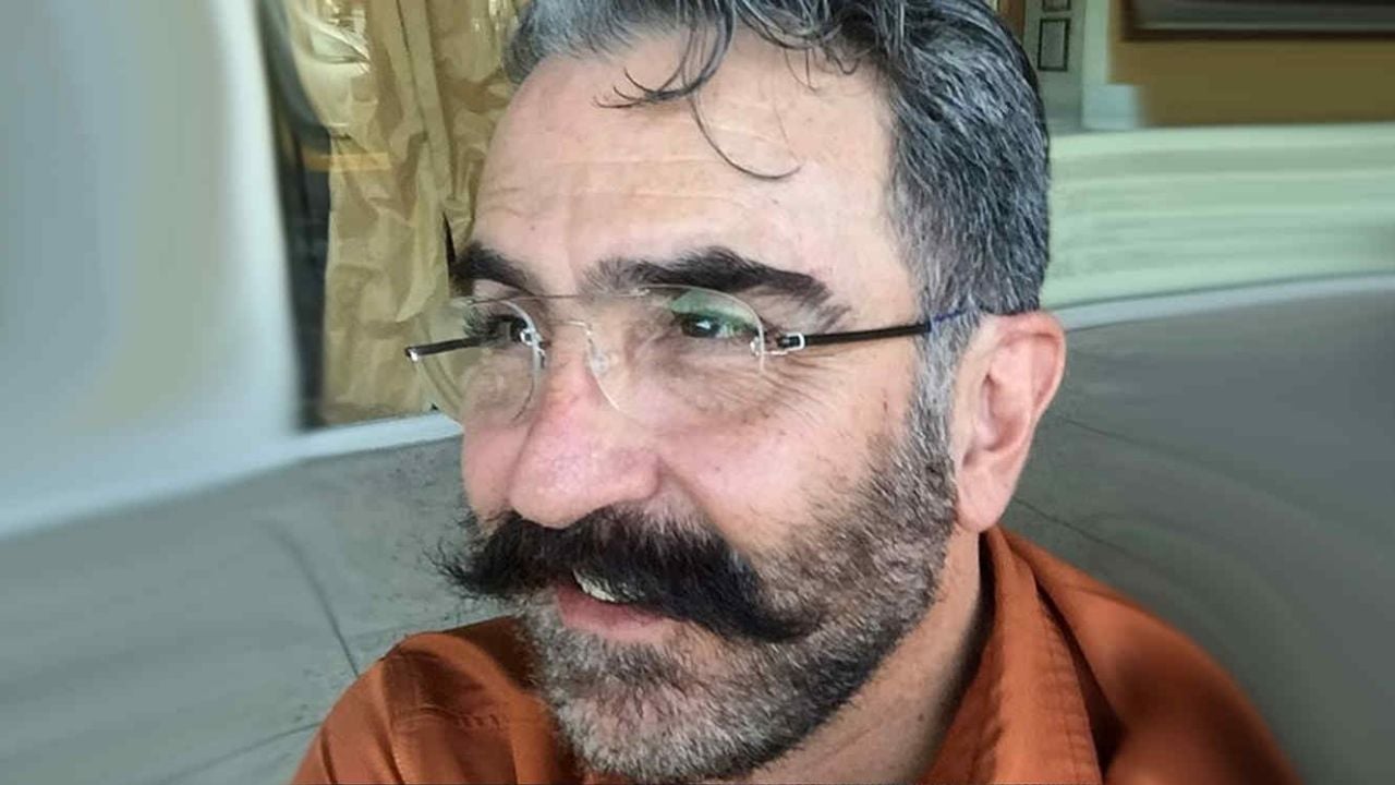 “Pobre viejito ridículo”:Hijo de ‘Chente’ disfruta de su novia en plena cuarentena y lo destrozan