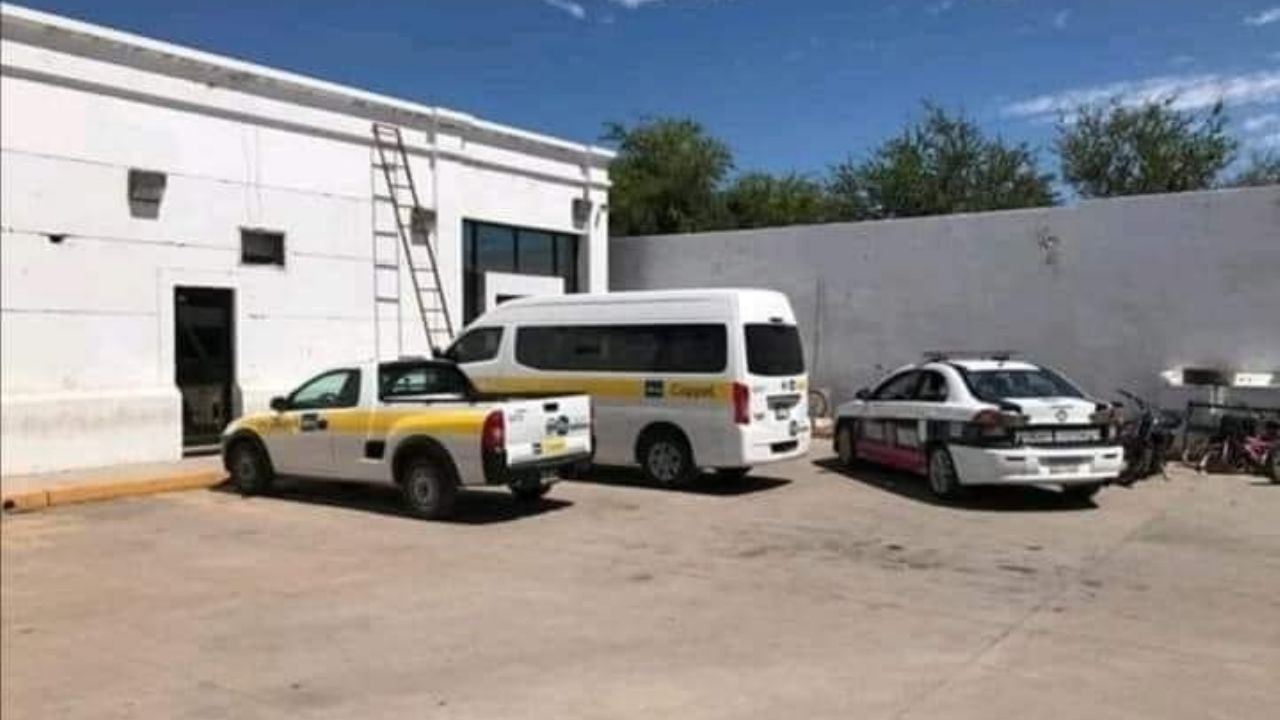 Imagen de vehículos de empresa departamental en patios de Policía de Huatabampo es aplaudida por deudores