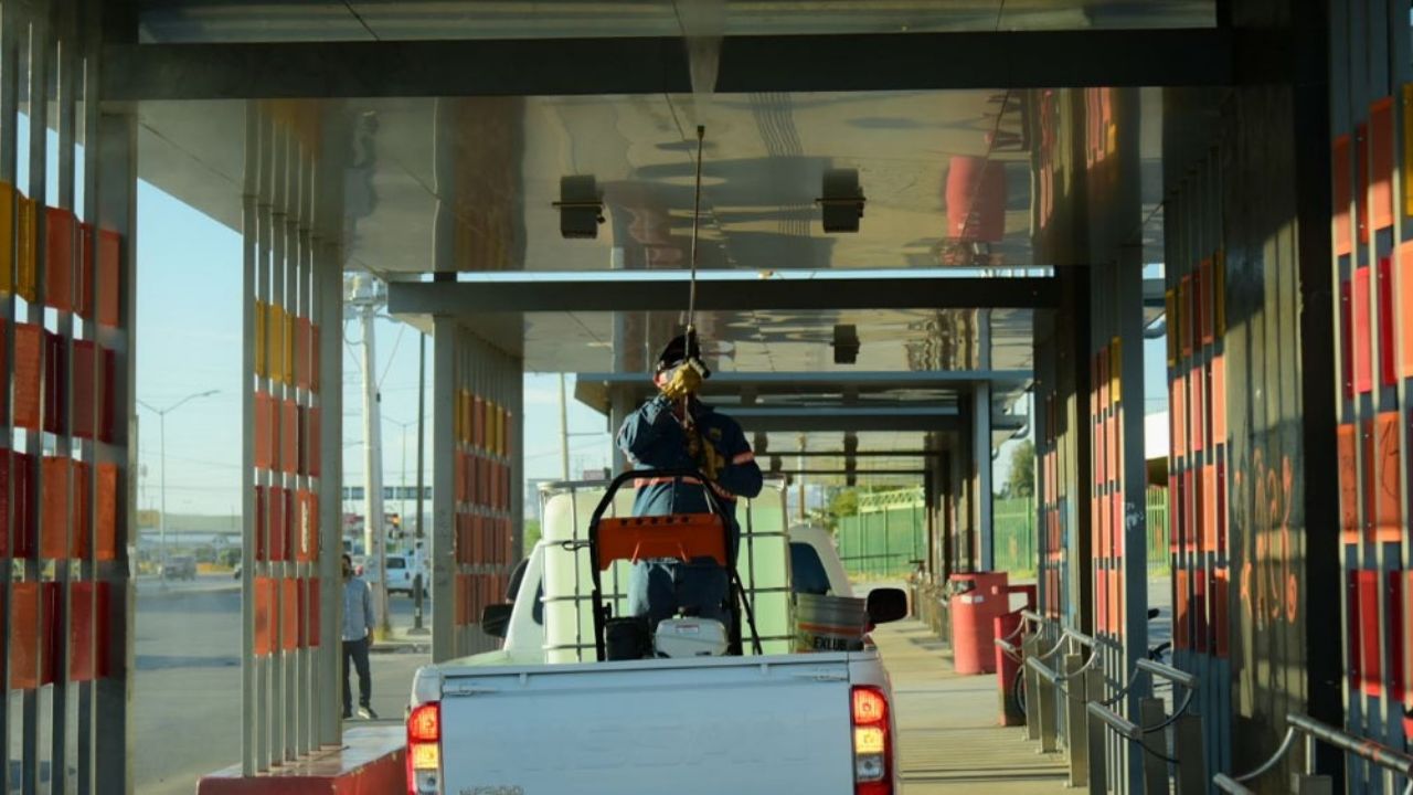 Municipio de Hermosillo realiza la sanitización de las paradas de camiones
