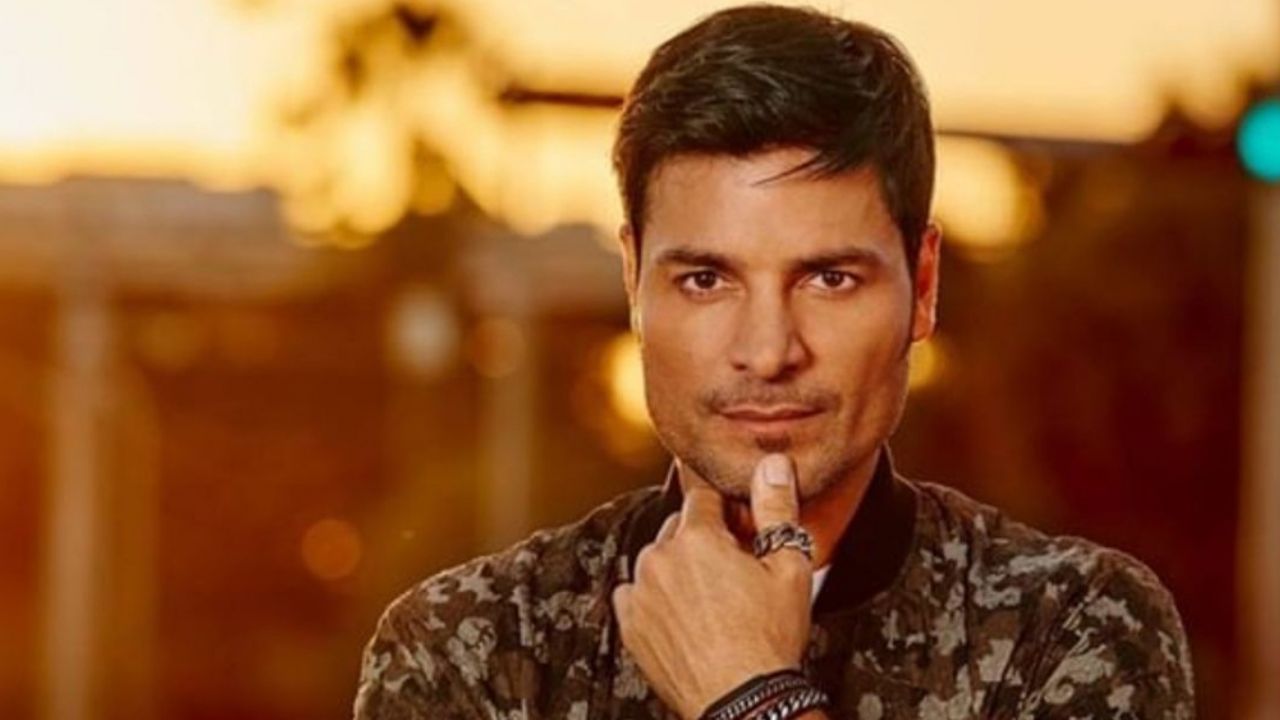 Chayanne alegra la cuarentena de sus enamoradas al asar carne ¡sin playera!