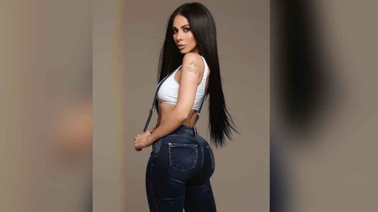 Jimena Sánchez resalta sus curvas de infarto en atrevido short cachetero