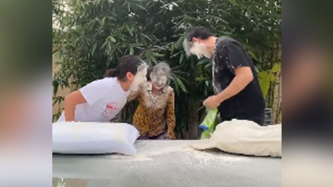 “Pobrecita”: Actriz de Televisa da almohadazo a su madre y la llena de harina