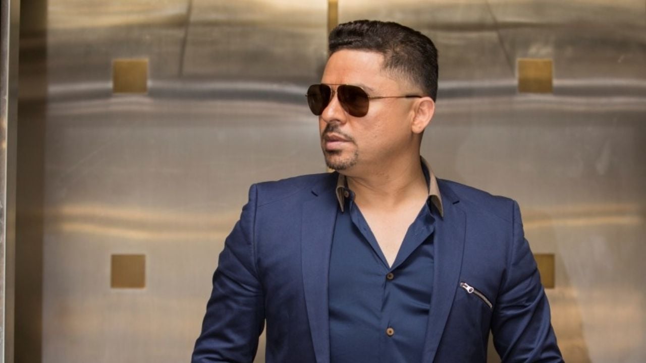 “Antes muerto que sencillo”: Larry Hernández olvida un detalle en su outfit