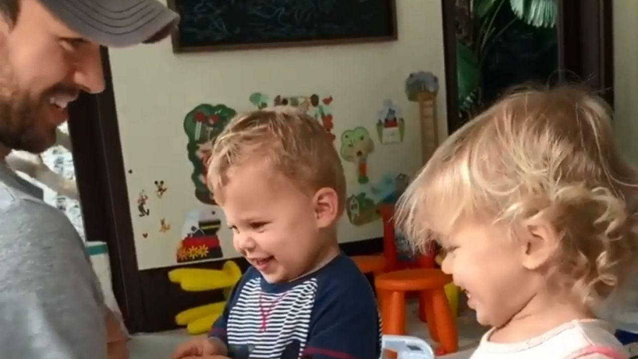 VIDEO: Enrique Iglesias disfruta de la cuarentena a lado de sus mellizos