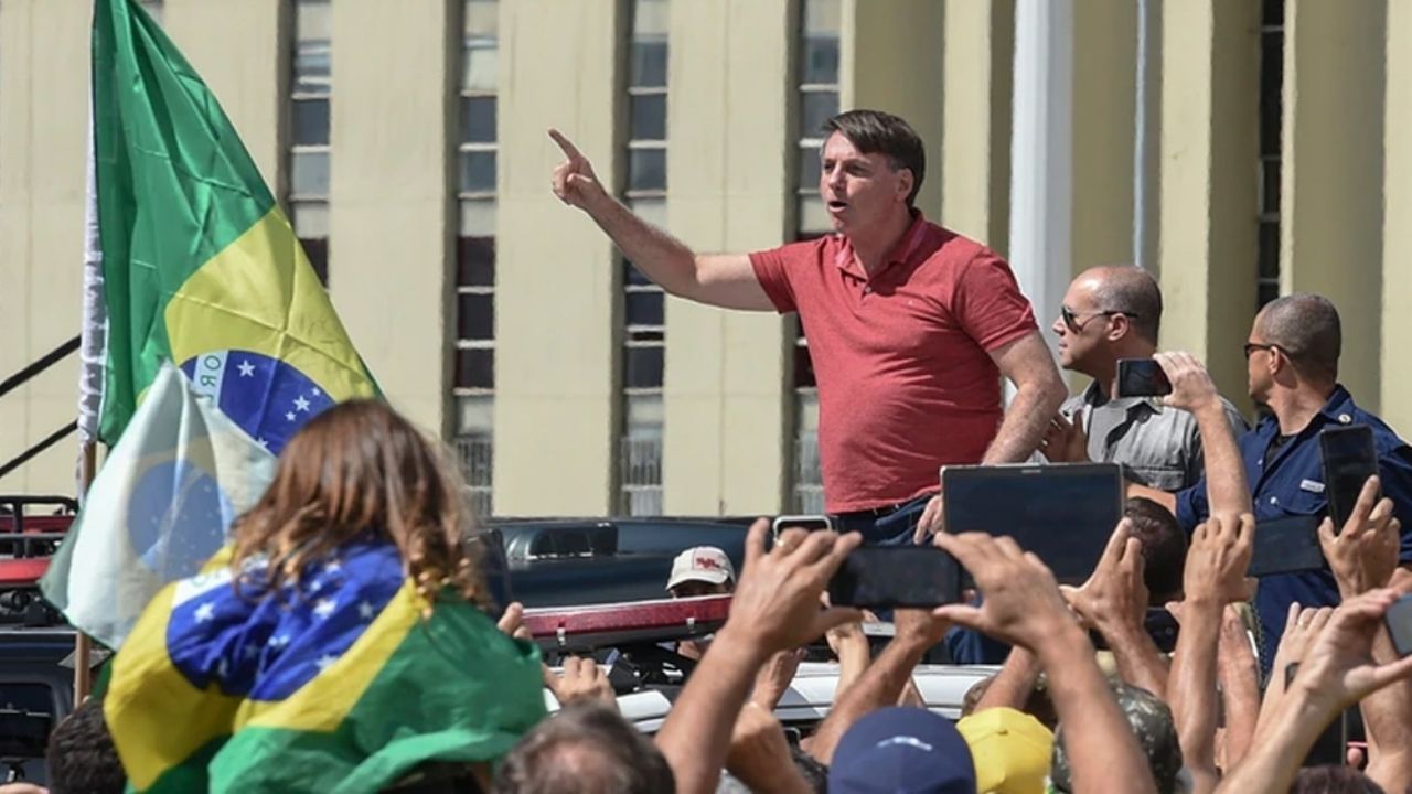 Jair Bolsonaro incumple las medidas del coronavirus y asiste a una manifestación