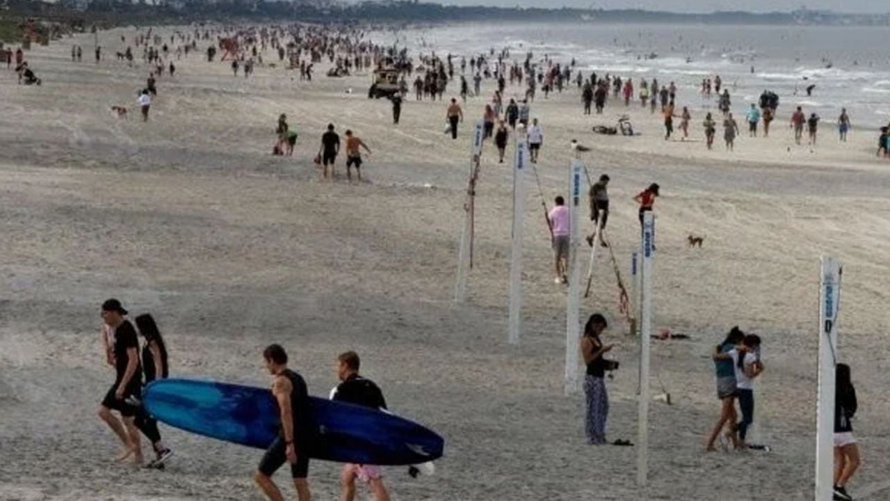 Gobernador de Florida permite reapertura de playas; cientos de personas acuden a ellas