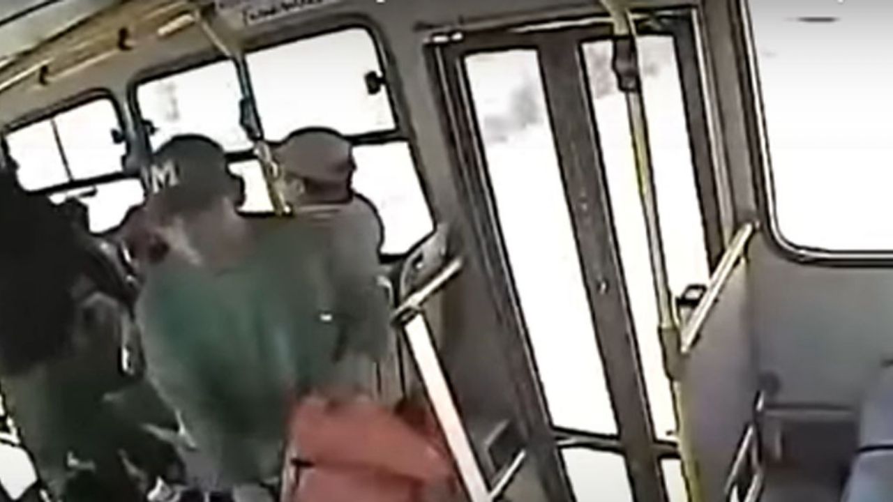 VIDEO: A mano armada y en un minuto, asaltan transporte público del Edomex