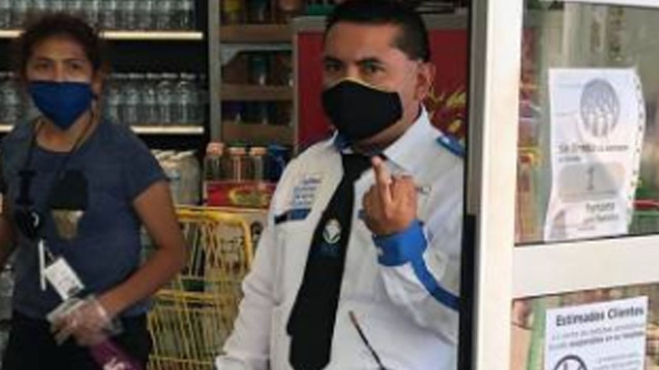 Con seña obscena, niegan entrada al supermercado a mujer por ser enfermera