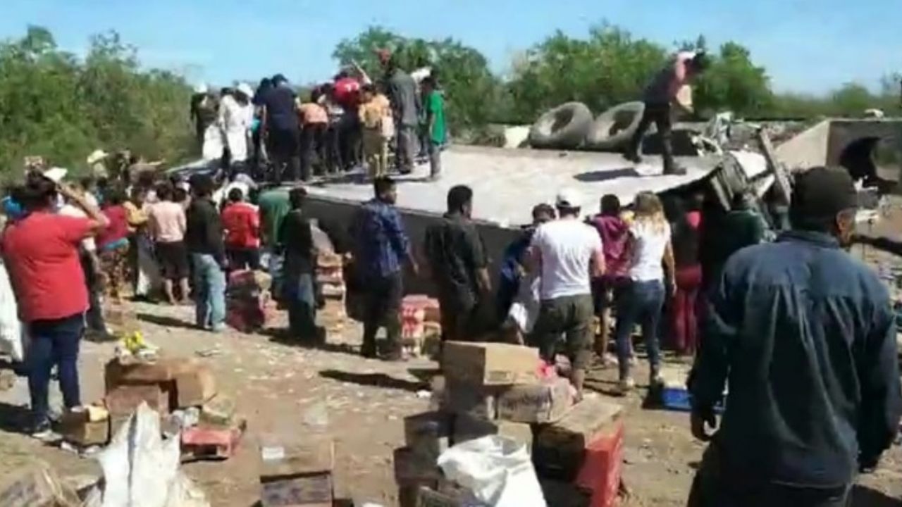 Aparatosa volcadura de un tráiler sobre la carretera Internacional provoca furiosa rapiña