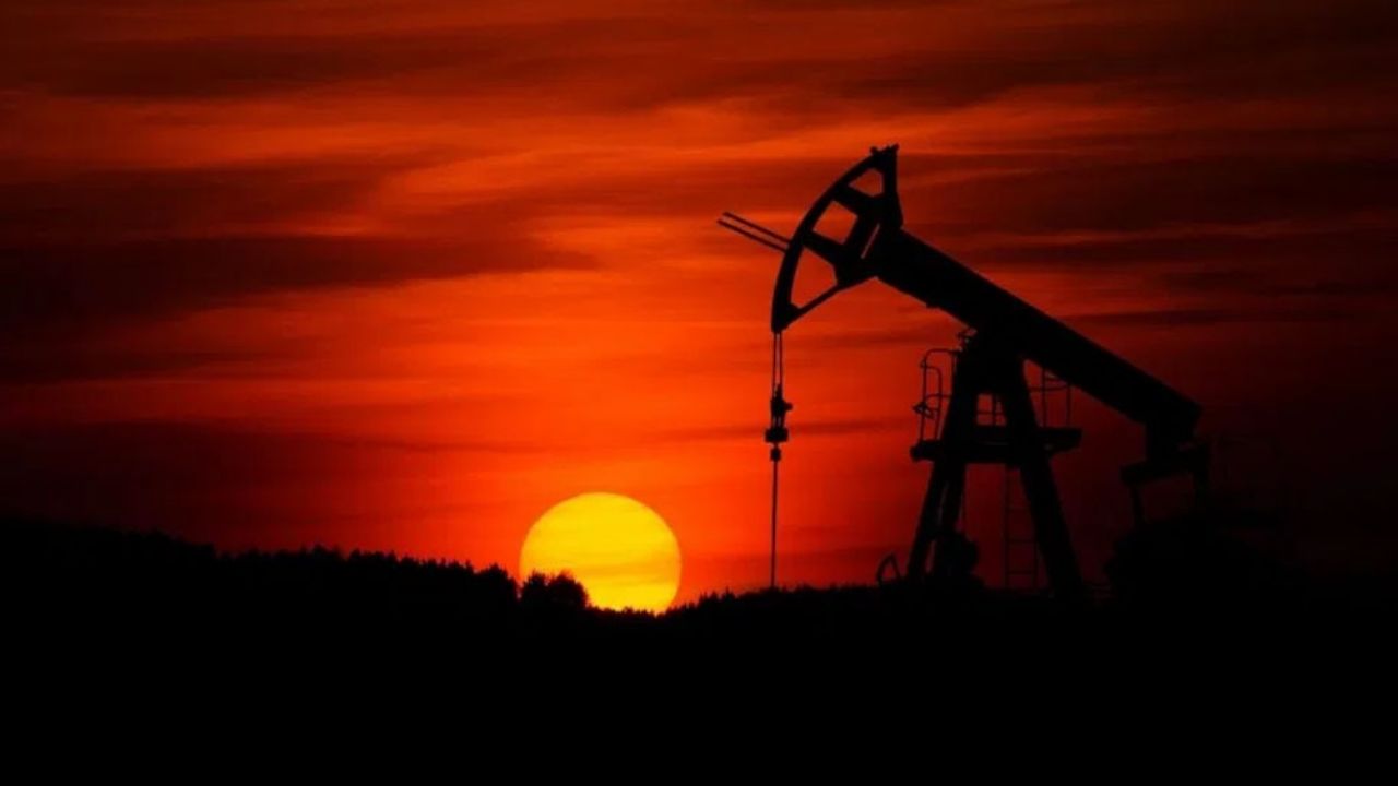 El petróleo de EU se desploma y llega a su nivel más bajo en la historia