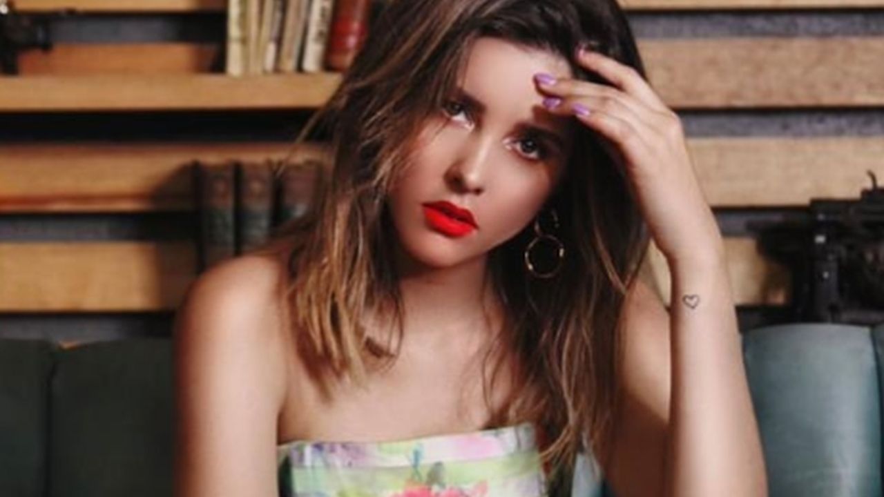 La actriz Paulina Goto luce como niña para su sencillo: “como niña traviesa”