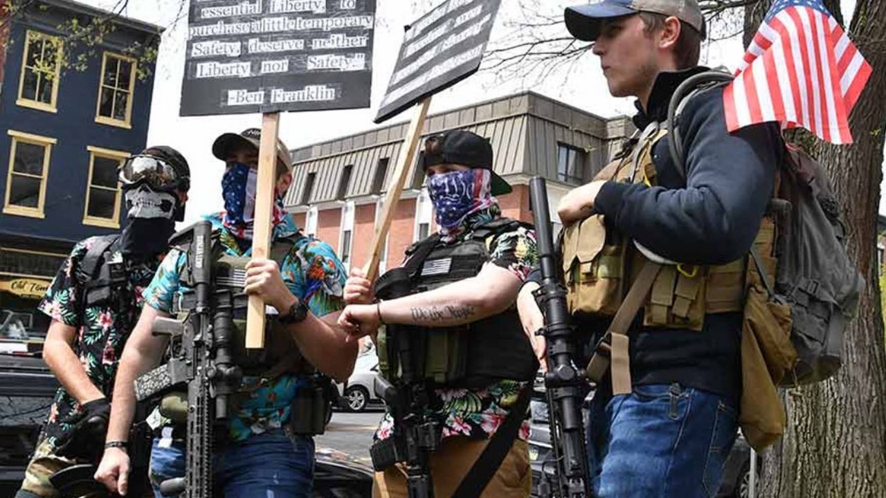 Manifestantes armados toman calles de EU y protestan contra confinamiento