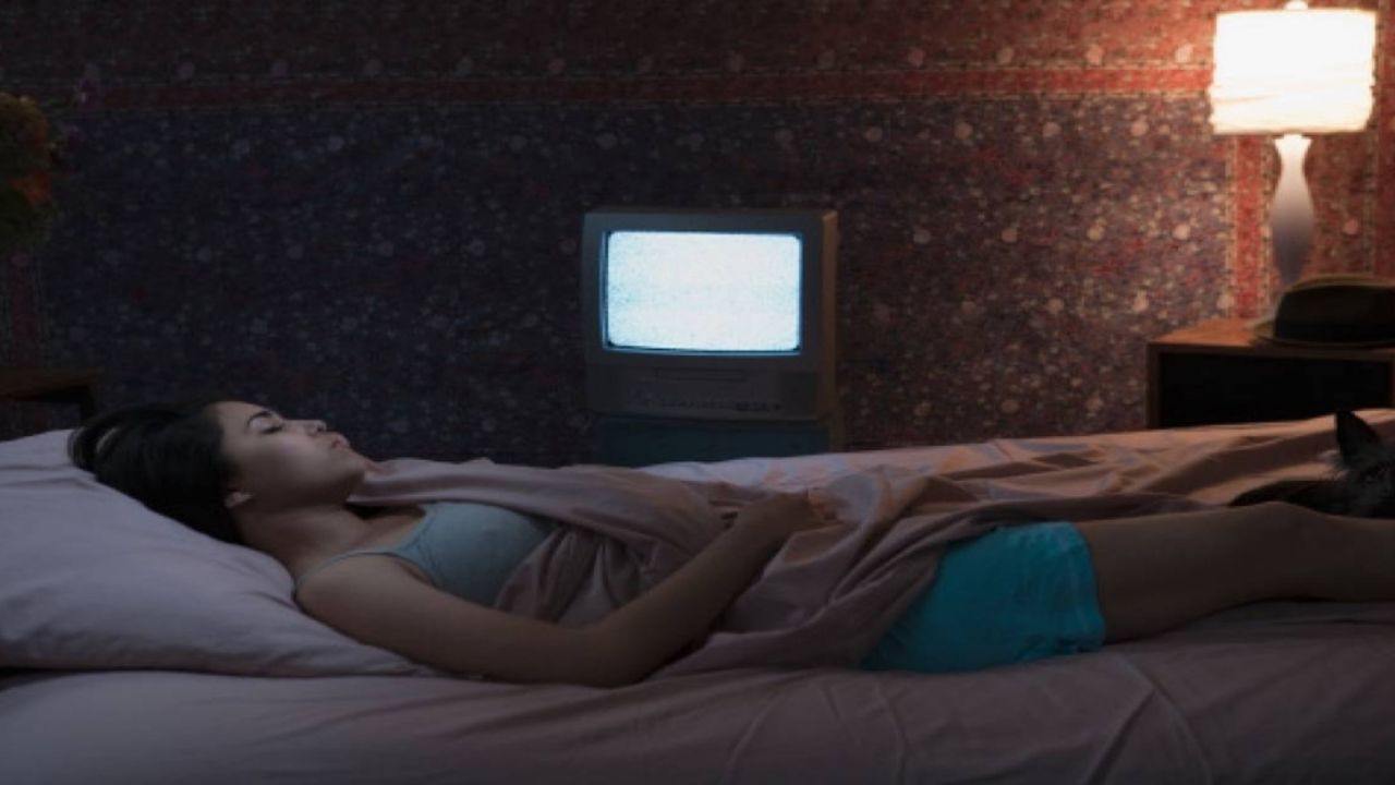 ¿Duerme con la televisión encendida? Esto aumenta el riesgo de subir de peso
