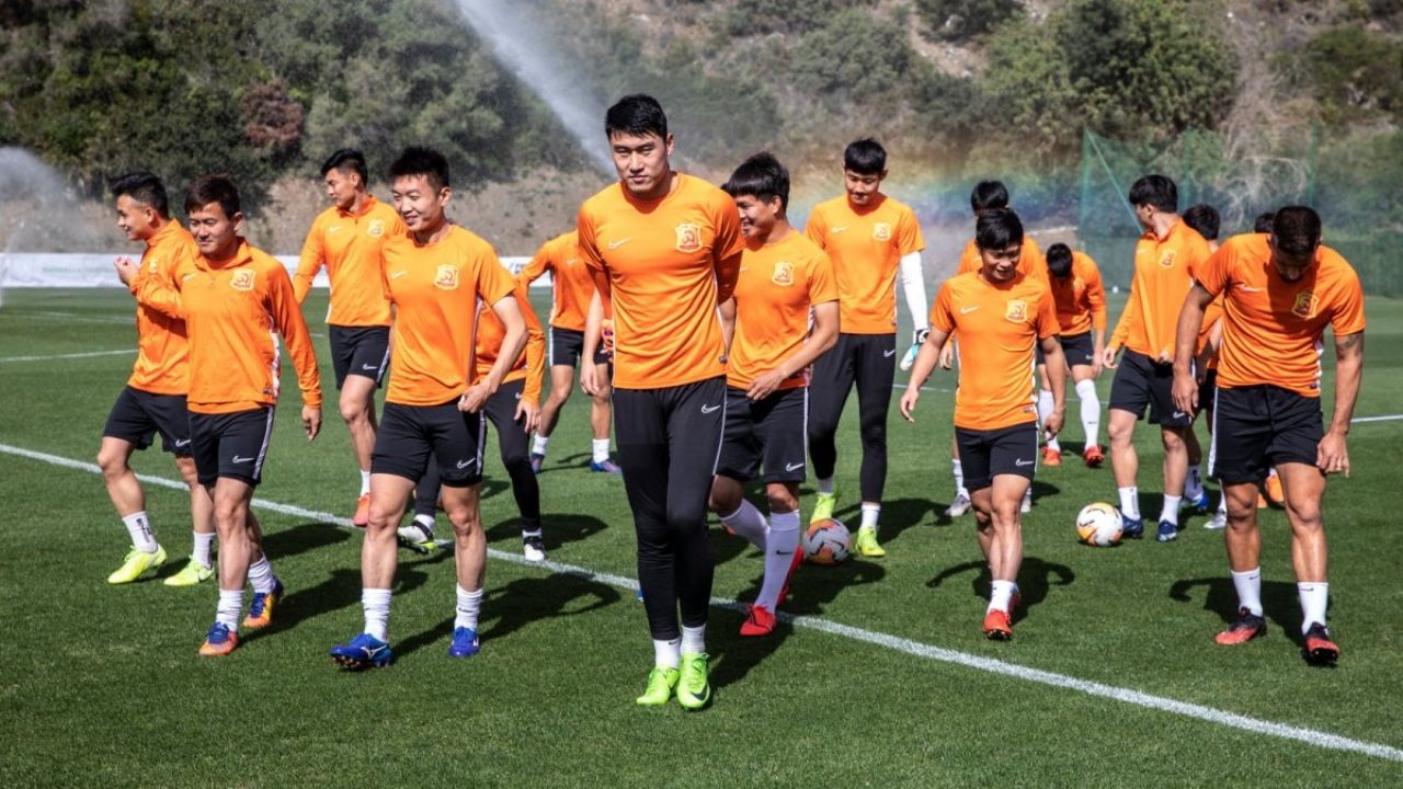 Club de futbol de Wuhan regresa a casa después de cuatro meses