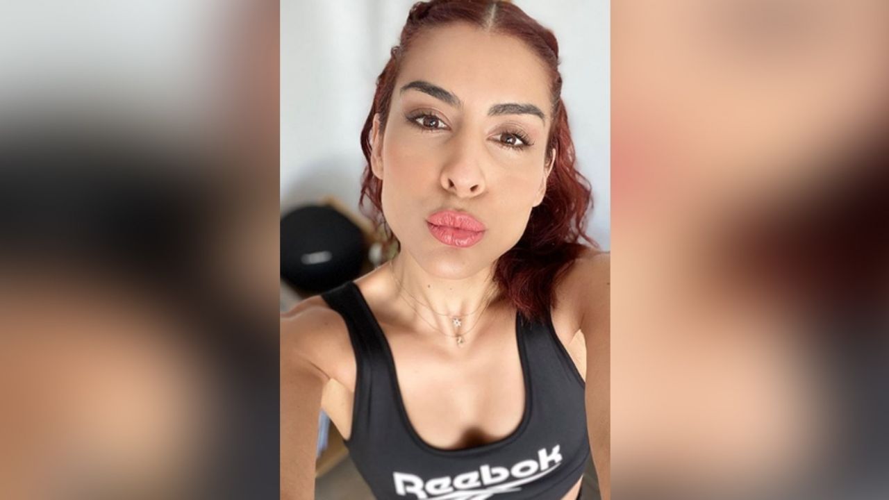 María León cautiva a sus fanáticos sentada en el piso con sexy pijama