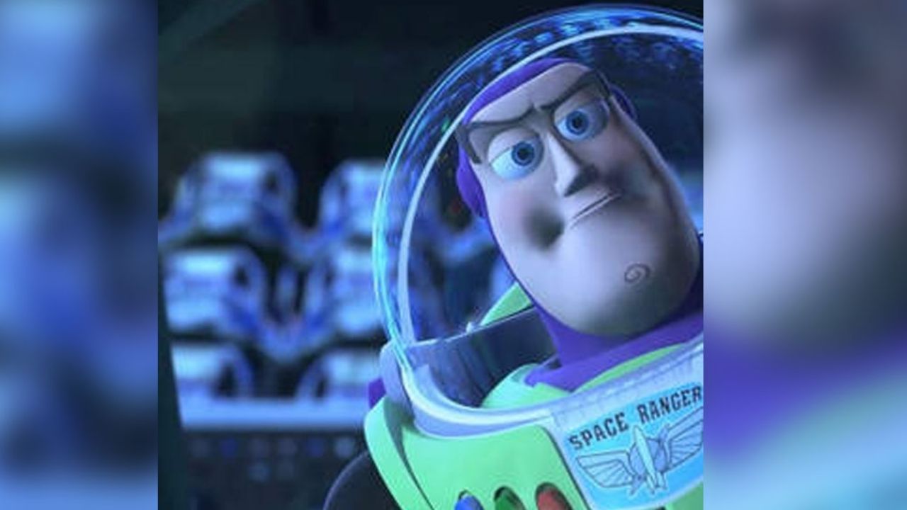 Mujer se hace viral por usar casco de ‘Buzz Lightyear’ para cuidarse del Covid-19
