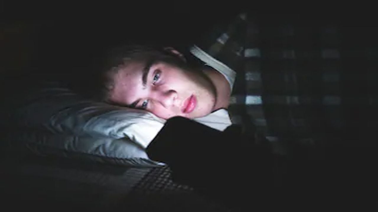 ¡Cuidado! Estos son los efectos negativos de usar el celular antes de dormir