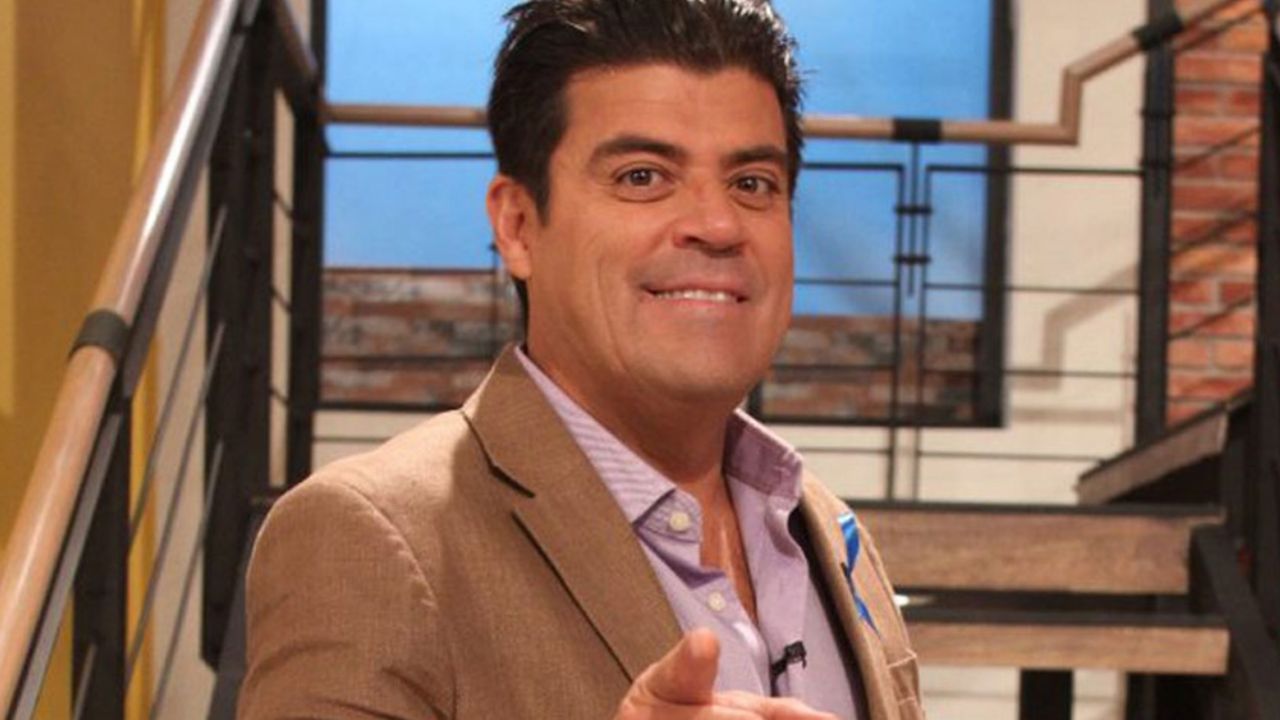 Tras dejar ‘Hoy’, ‘El Burro’ Van Rankin es captado al dar tremendo beso a actor de Televisa