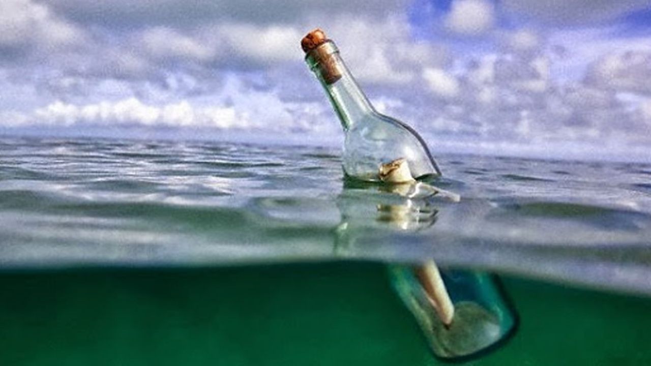 Amigas lanzan botella con mensaje y reciben respuesta décadas más tarde